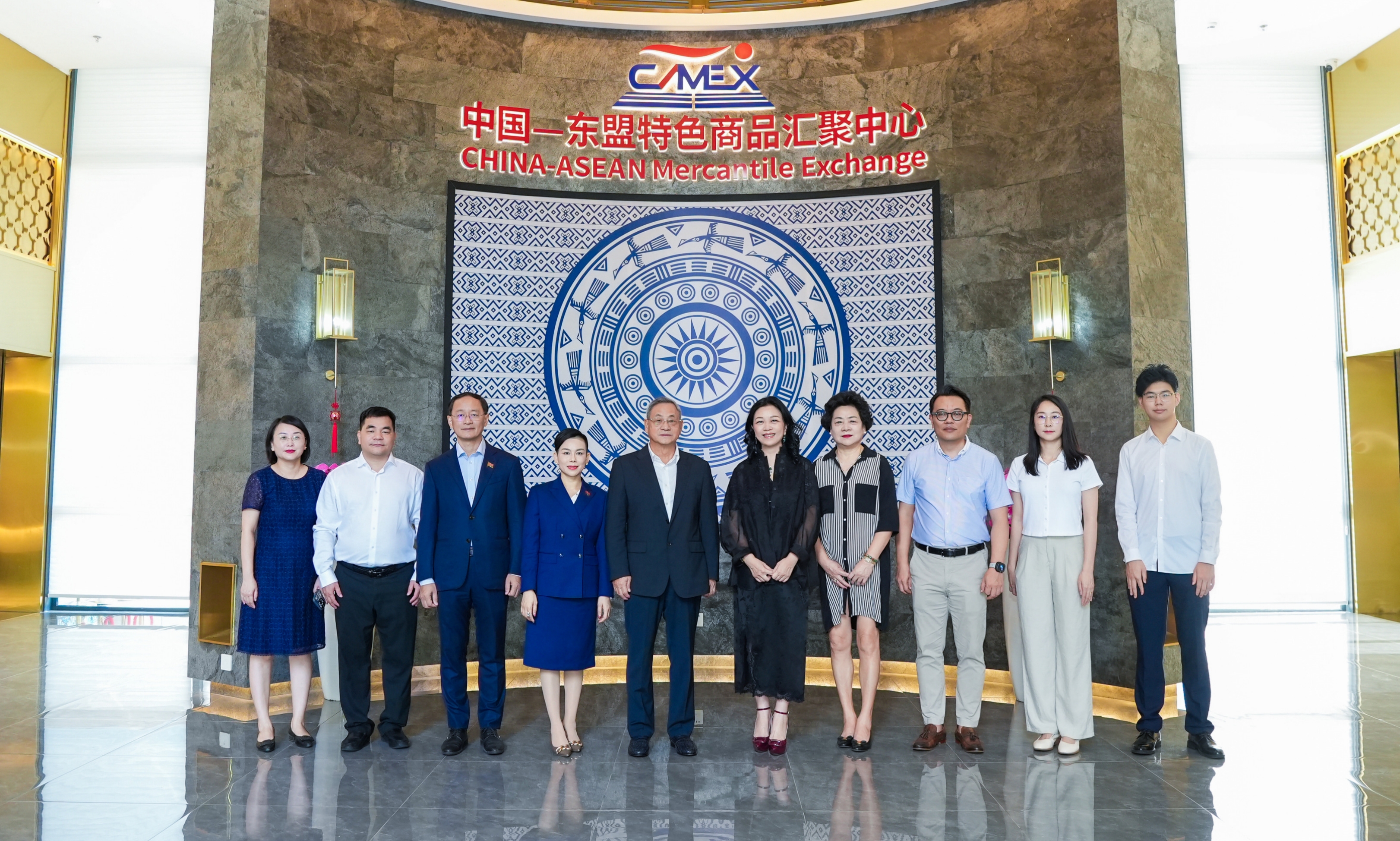 柬埔寨RCEP產(chǎn)業(yè)合作委員會(huì)及柬埔寨國(guó)際商會(huì)青年發(fā)展處一行到匯聚中心、水果交易中心參觀(guān)考察