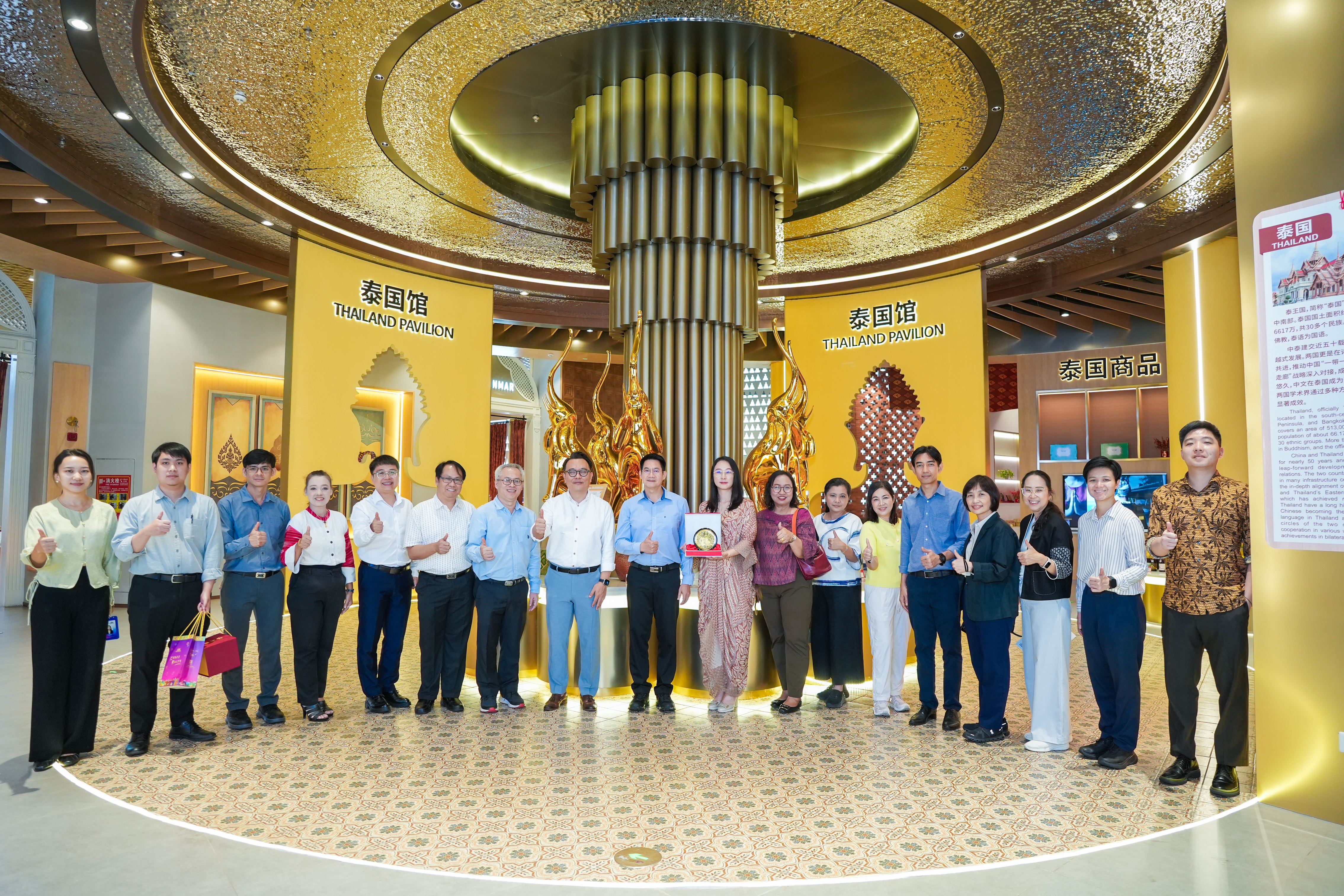 泰北經(jīng)濟(jì)領(lǐng)域公務(wù)員代表團(tuán)一行到中新物流園、匯聚中心參觀(guān)考察